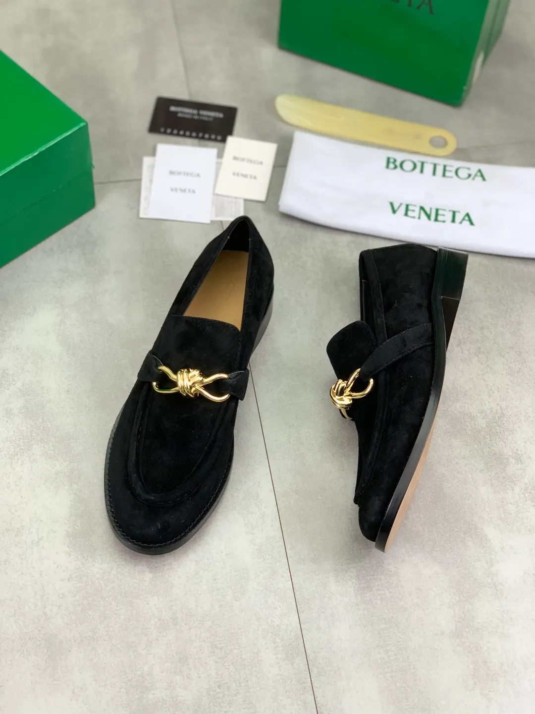 Men's shoes 💰P820 [New model] (genuine leather outsole) water-dyed cow lining 💰High-quality business couple leather shoes 💎💎💎 BOTTEGA VENETA official website synchronizes the latest top version of BV in the market, accept material comparison, shoe type comparison, process comparison, practical and textured, versatile and suitable for any occasion, the more you look at it, the more flavorful it becomes. Purely hand-knitted craftsmanship - Upper material, calfskin imported from Italy 🇮🇹 - High-quality water-dyed cowhide lining - Original private model customized leather outsole -Size: Female 35-39 (40 ordered) Male 39-44 (38 45 can be customized) Color: Multiple colors available